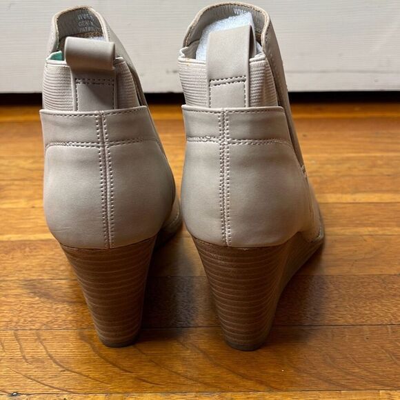 DV By Dolce Vita Gerdy Wedge Ankle Bootie Beige Nwt Size 8 Nwt - Picture 5 of 9